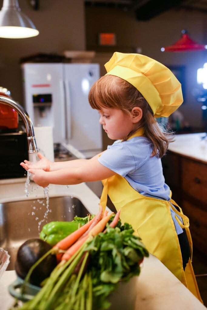 criança ajudando no preparo de alimentos saudáveis