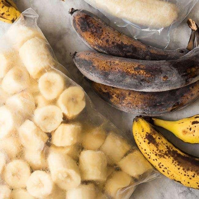 banana cortada em rodelas sendo congelada para sorvete saudável