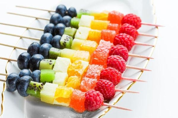 espetinhos de frutas coloridos saudáveis para crianças